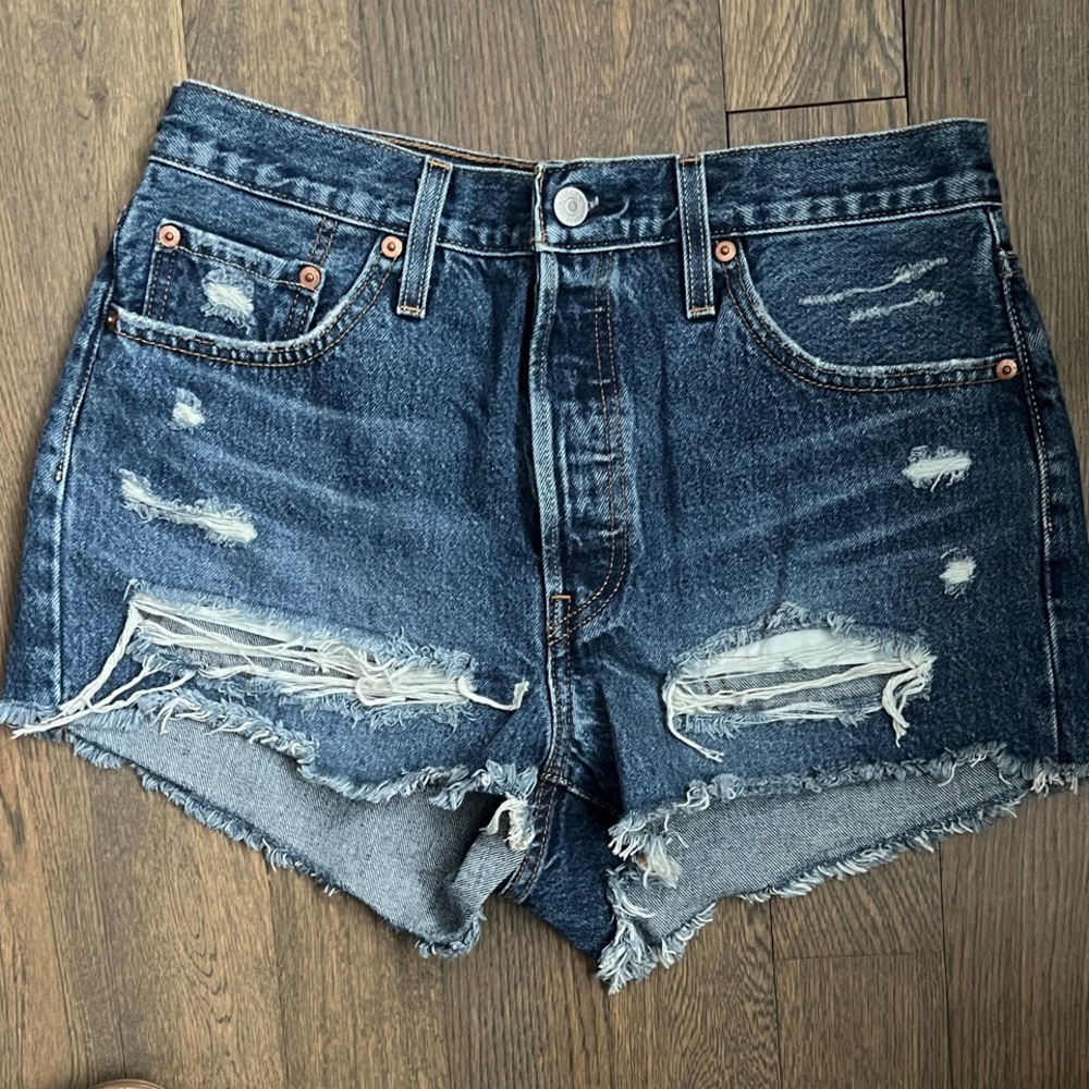 NWOT Levi's 501 Dark Blue Distressed Jean Shorts Women’s 29
